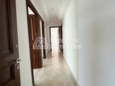 شقة للبيع في المثلث الذهبي. ثلاث غرف نوم جميلة. نوافذ زجاجية مزدوجة وتدفئة مركزية.