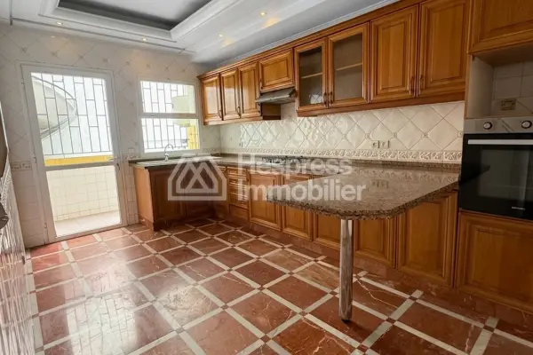 Apartment for sale in the Golden Triangle. 3 beautiful bedrooms. Double-glazed windows and central heating.
