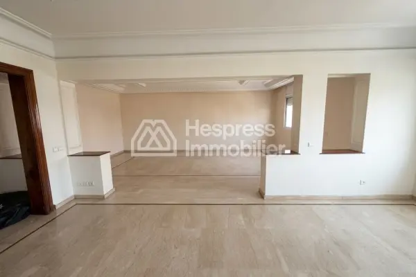 Apartment for sale in the Golden Triangle. 3 beautiful bedrooms. Double-glazed windows and central heating.