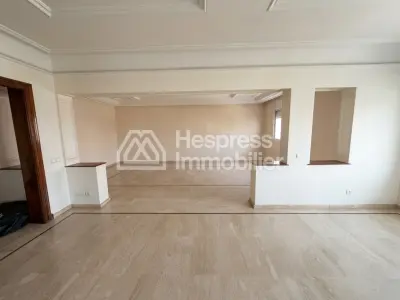 شقة للبيع في المثلث الذهبي. ثلاث غرف نوم جميلة. نوافذ زجاجية مزدوجة وتدفئة مركزية.