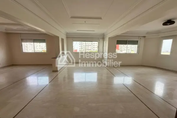 Apartment for sale in the Golden Triangle. 3 beautiful bedrooms. Double-glazed windows and central heating.
