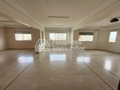 شقة للبيع في المثلث الذهبي. ثلاث غرف نوم جميلة. نوافذ زجاجية مزدوجة وتدفئة مركزية.