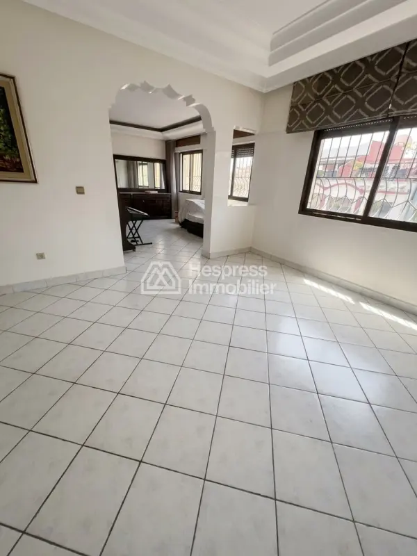 شقة جميلة للبيع، ابتداءً من 2 مارس، ثلاث غرف نوم