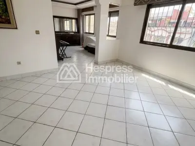 شقة جميلة للبيع، ابتداءً من 2 مارس، ثلاث غرف نوم