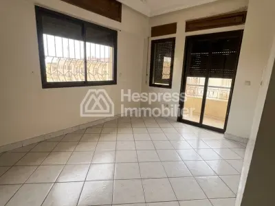 شقة جميلة للبيع، ابتداءً من 2 مارس، ثلاث غرف نوم