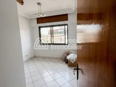 شقة جميلة للبيع، ابتداءً من 2 مارس، ثلاث غرف نوم