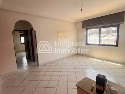 شقة جميلة للبيع، ابتداءً من 2 مارس، ثلاث غرف نوم