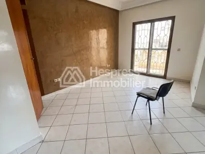 شقة جميلة للبيع، ابتداءً من 2 مارس، ثلاث غرف نوم