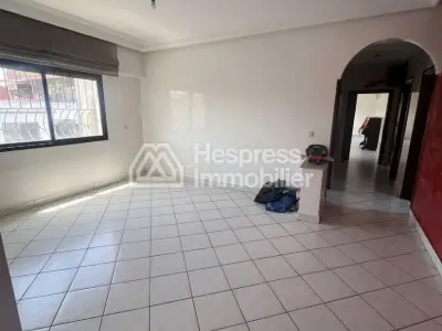 شقة جميلة للبيع، ابتداءً من 2 مارس، ثلاث غرف نوم