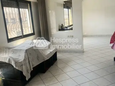 شقة جميلة للبيع، ابتداءً من 2 مارس، ثلاث غرف نوم