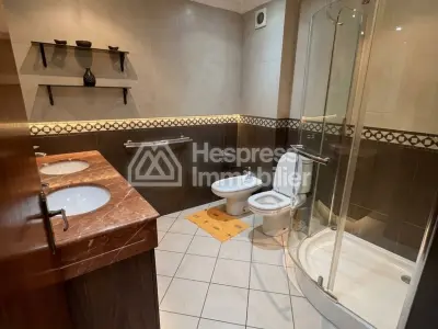 شقة جميلة للبيع، ابتداءً من 2 مارس، ثلاث غرف نوم