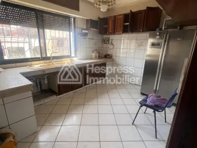 شقة جميلة للبيع، ابتداءً من 2 مارس، ثلاث غرف نوم