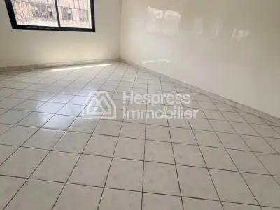 شقة جميلة للبيع، ابتداءً من 2 مارس، ثلاث غرف نوم