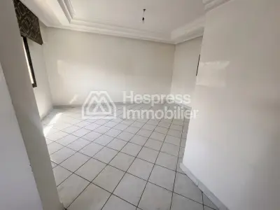 شقة جميلة للبيع، ابتداءً من 2 مارس، ثلاث غرف نوم