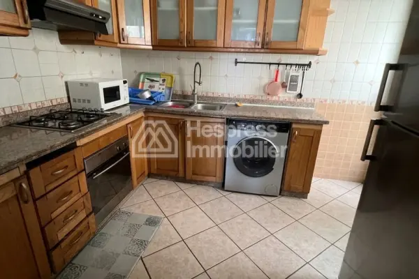 شقة مفروشة مكونة من غرفتي نوم للإيجار بالقرب من دوار أوروبا