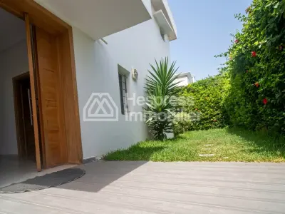 فيلا للبيع عين الذئاب أربع غرف نوم حديقة مسبح على السطح