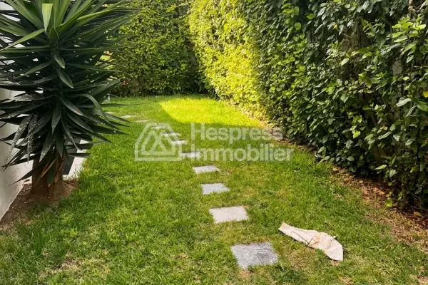 فيلا للبيع عين الذئاب أربع غرف نوم حديقة مسبح على السطح
