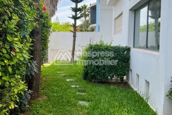 فيلا للبيع عين الذئاب أربع غرف نوم حديقة مسبح على السطح