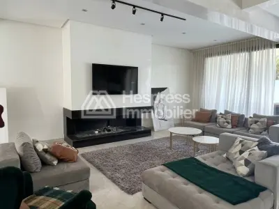 فيلا للبيع عين الذئاب أربع غرف نوم حديقة مسبح على السطح