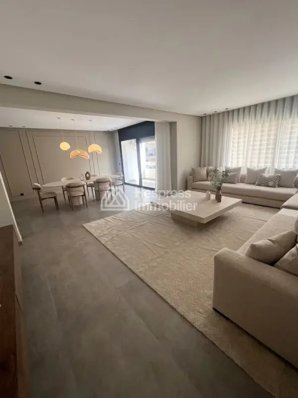 Top-quality, brand-new furnished apartment in the Golden Triangle
