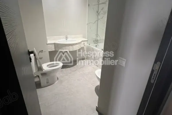 Top-quality, brand-new furnished apartment in the Golden Triangle