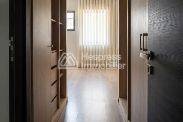 Top-quality, brand-new furnished apartment in the Golden Triangle