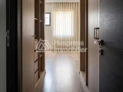 Top-quality, brand-new furnished apartment in the Golden Triangle