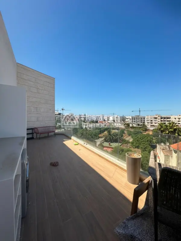 Appartement à vendre à Ferme Bretonne Hay Arraha. Superficie 124 m². Salon traditionnel marocain, résidence sécurisée