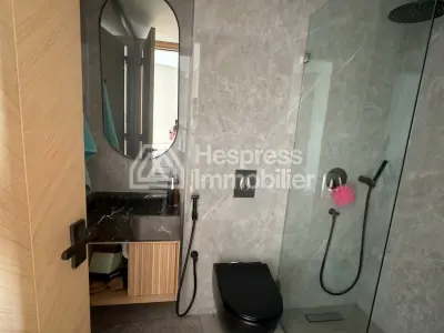 Appartement à vendre à Ferme Bretonne Hay Arraha. Superficie 124 m². Salon traditionnel marocain, résidence sécurisée