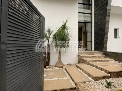 فيلا استثنائية للبيع. فيلا فاخرة على قطعة أرض مساحتها 335 مترًا مربعًا، بمساحة معيشة تبلغ حوالي 400 متر مربع موزعة على 3 طوابق، بما في ذلك تراس على السطح. الطابق العلوي: جناح رئيسي، جناح صغير، غرفتا نوم مع حمامات داخلية. الطابق السفلي: صالة رياضية، ساونا وحمام تركي، غرفة نوم للضيوف.