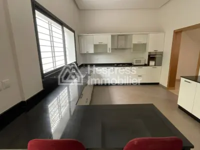 فيلا استثنائية للبيع. فيلا فاخرة على قطعة أرض مساحتها 335 مترًا مربعًا، بمساحة معيشة تبلغ حوالي 400 متر مربع موزعة على 3 طوابق، بما في ذلك تراس على السطح. الطابق العلوي: جناح رئيسي، جناح صغير، غرفتا نوم مع حمامات داخلية. الطابق السفلي: صالة رياضية، ساونا وحمام تركي، غرفة نوم للضيوف.