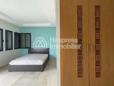 فيلا استثنائية للبيع. فيلا فاخرة على قطعة أرض مساحتها 335 مترًا مربعًا، بمساحة معيشة تبلغ حوالي 400 متر مربع موزعة على 3 طوابق، بما في ذلك تراس على السطح. الطابق العلوي: جناح رئيسي، جناح صغير، غرفتا نوم مع حمامات داخلية. الطابق السفلي: صالة رياضية، ساونا وحمام تركي، غرفة نوم للضيوف.