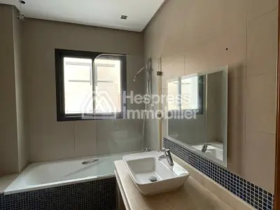 فيلا استثنائية للبيع. فيلا فاخرة على قطعة أرض مساحتها 335 مترًا مربعًا، بمساحة معيشة تبلغ حوالي 400 متر مربع موزعة على 3 طوابق، بما في ذلك تراس على السطح. الطابق العلوي: جناح رئيسي، جناح صغير، غرفتا نوم مع حمامات داخلية. الطابق السفلي: صالة رياضية، ساونا وحمام تركي، غرفة نوم للضيوف.