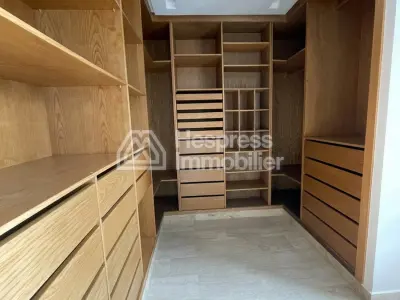 فيلا استثنائية للبيع. فيلا فاخرة على قطعة أرض مساحتها 335 مترًا مربعًا، بمساحة معيشة تبلغ حوالي 400 متر مربع موزعة على 3 طوابق، بما في ذلك تراس على السطح. الطابق العلوي: جناح رئيسي، جناح صغير، غرفتا نوم مع حمامات داخلية. الطابق السفلي: صالة رياضية، ساونا وحمام تركي، غرفة نوم للضيوف.
