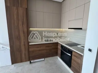 شقة رائعة للبيع في بالمييه . غرفة واحدة. نظام استقبال فضائي وغرفة معيشة مغربية