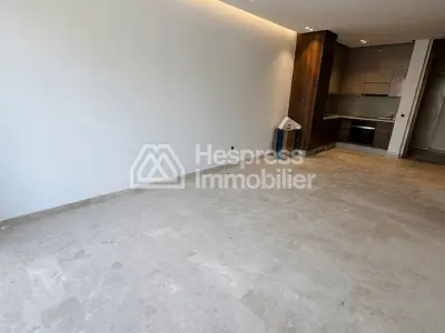 شقة رائعة للبيع في بالمييه . غرفة واحدة. نظام استقبال فضائي وغرفة معيشة مغربية
