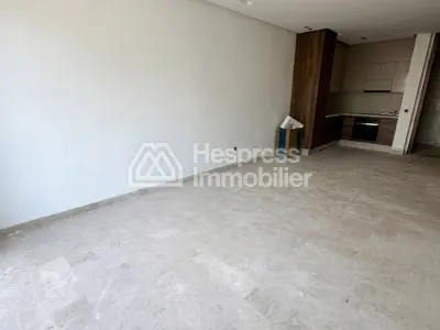 شقة رائعة للبيع في بالمييه . غرفة واحدة. نظام استقبال فضائي وغرفة معيشة مغربية