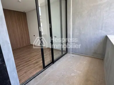 شقة رائعة للبيع في بالمييه . غرفة واحدة. نظام استقبال فضائي وغرفة معيشة مغربية