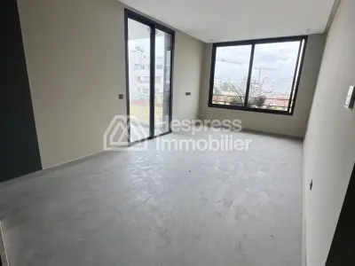 شقة للبيع في الدار البيضاء المالية . غرفة نوم واحدة. غرفة معيشة مغربية تقليدية، سكن آمن