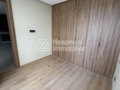 شقة للبيع في الدار البيضاء المالية . غرفة نوم واحدة. غرفة معيشة مغربية تقليدية، سكن آمن