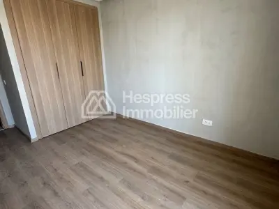 شقة للبيع في الواحة . غرفة نوم واحدة. نوافذ زجاجية مزدوجة وباب مقوى.