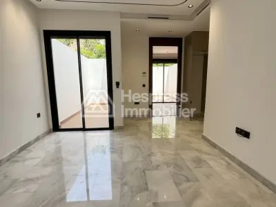 شقة للبيع في المعاريف . غرفة واحدة. غرفة معيشة مغربية تقليدية، سكن آمن