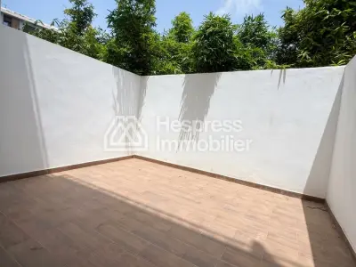 شقة للبيع في المعاريف . غرفة واحدة. غرفة معيشة مغربية تقليدية، سكن آمن