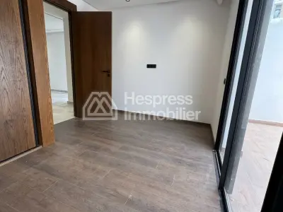شقة للبيع في المعاريف . غرفة واحدة. غرفة معيشة مغربية تقليدية، سكن آمن