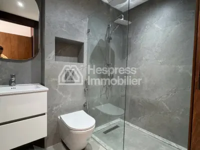 شقة للبيع في المعاريف . غرفة واحدة. غرفة معيشة مغربية تقليدية، سكن آمن