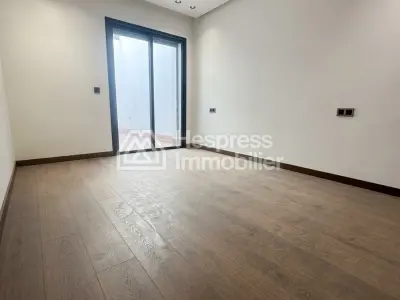 شقة جميلة للبيع في الأميرات . غرفتا نوم. باب أمان، طبق استقبال فضائي.