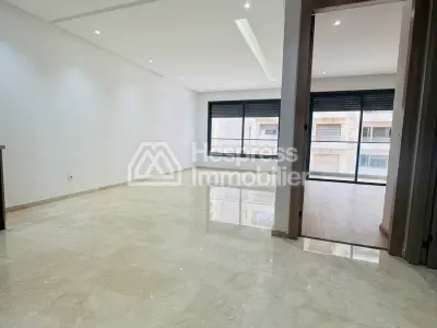 للبيع: شقة جميلة في بورغون الغربية . غرفة نوم واحدة رائعة. نظام استقبال فضائي وغرفة معيشة على الطراز المغربي.