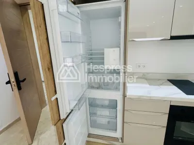للبيع: شقة جميلة في بورغون الغربية . غرفة نوم واحدة رائعة. نظام استقبال فضائي وغرفة معيشة على الطراز المغربي.