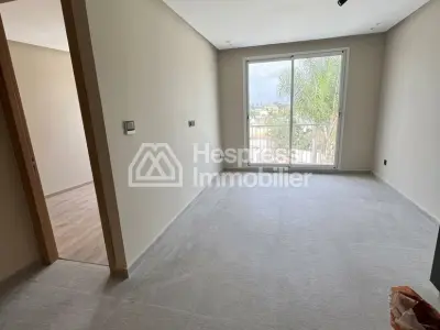 Vend appartement à Oasis. Surface totale 47 m². Air conditionné et cheminée