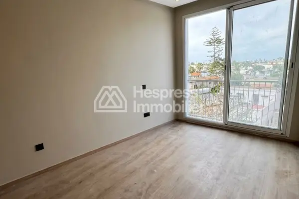Vend appartement à Oasis. Surface totale 47 m². Air conditionné et cheminée